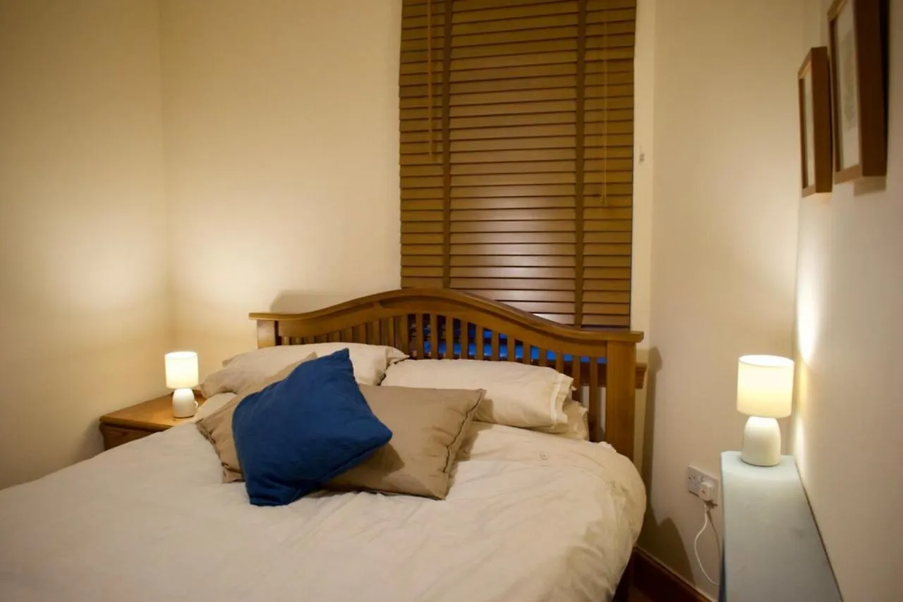 Newly Refurbed Home With Free Parking Edinburgh 0*,